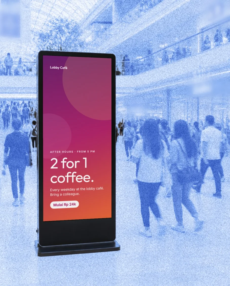 Totem signage Marien di mal yang ramai, menayangkan promo kafe