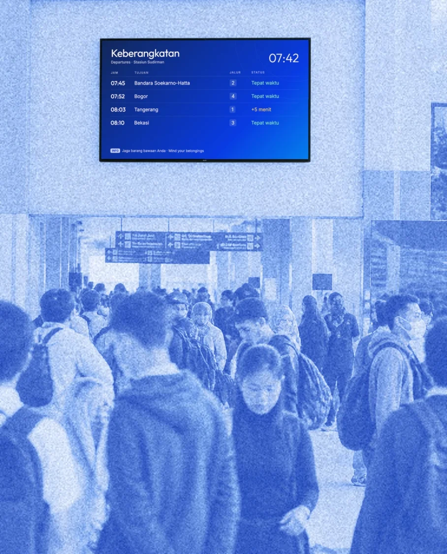 Layar Marien di atas aula stasiun yang ramai, menampilkan jadwal keberangkatan